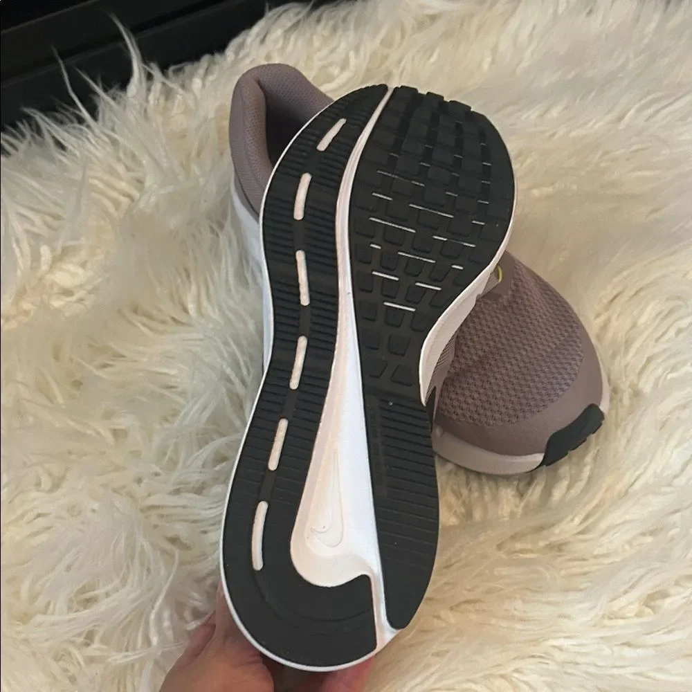 Nike Women's Lavender Running Shoe swift 3 size 8.5